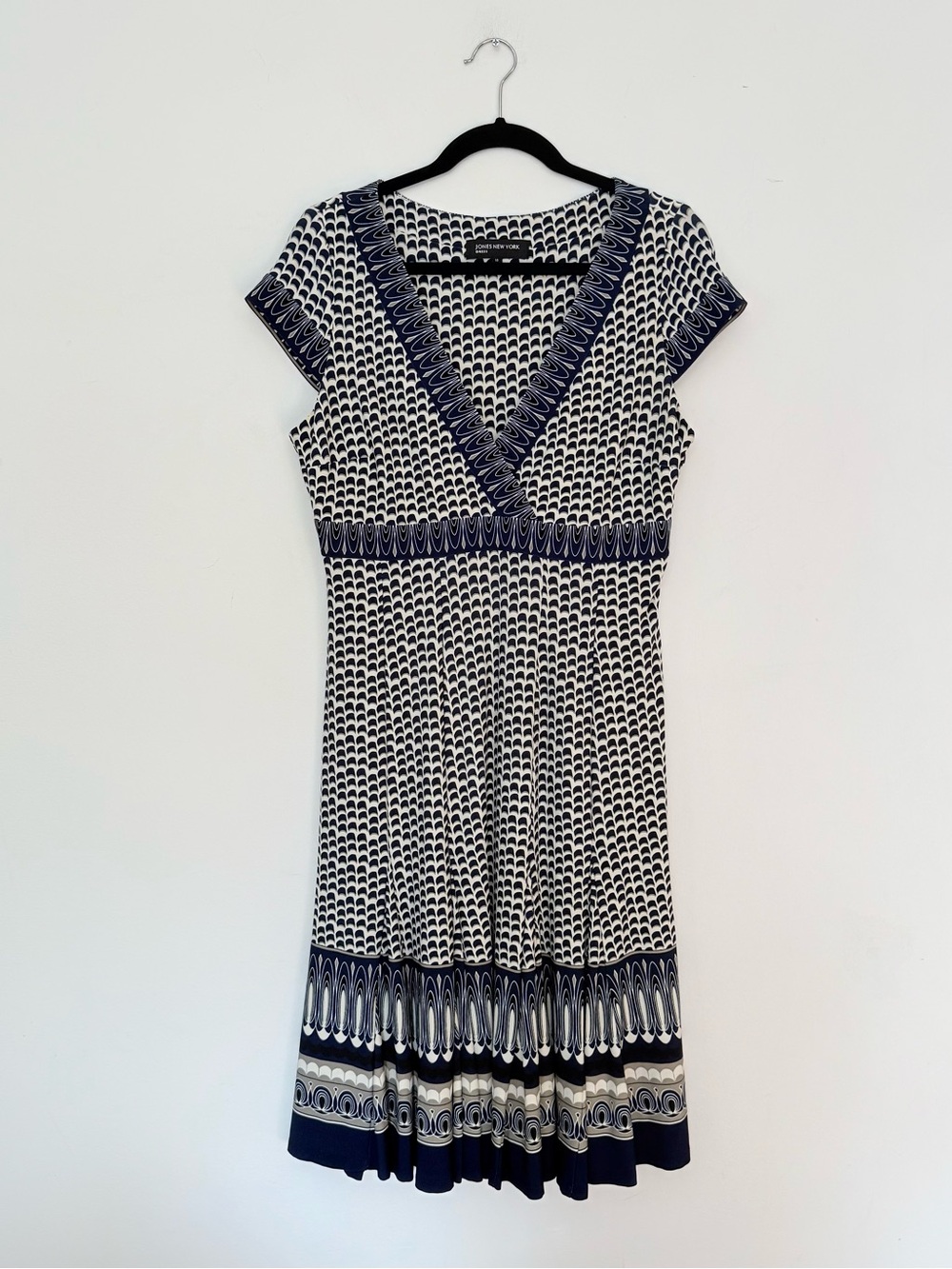 Jones New York Dress 10 Navy Geometric Border Print Fit Flare V Neck Stretch EUC